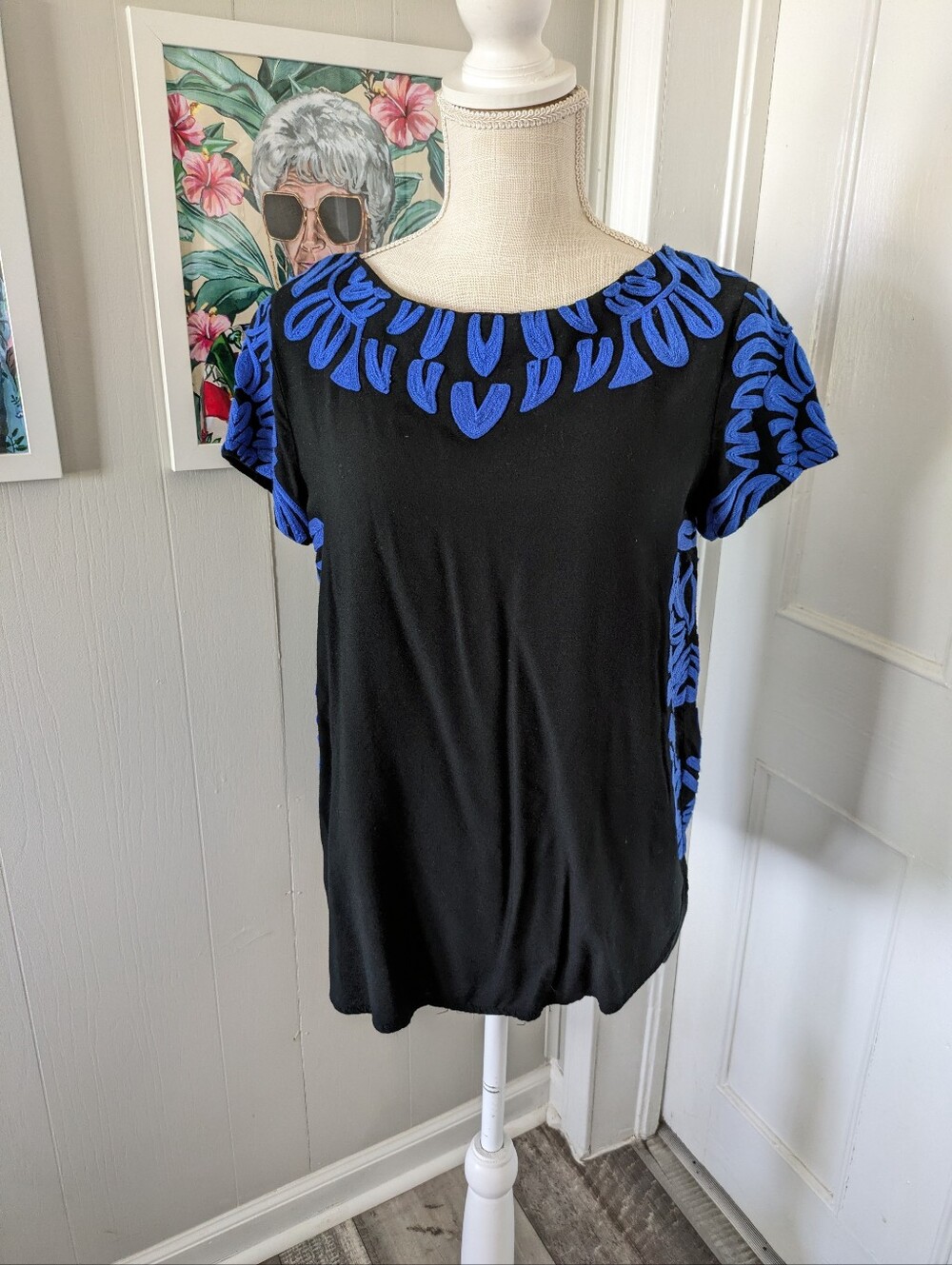 Crown & Ivy Embroidered‎ Top Black And Blue  Cap Sleeve Tunic Women's Size Small